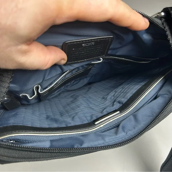 Men’s Tumi Black Arrive Mccarren Crossbody Bag Nylon Leather Zip-Top MSRP $349 - Picture 5 of 7